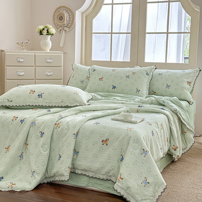 91家纺网 家纺一手货源 找家纺 桔禾家纺 2026新款高克重小清新可爱风泡芙棉全棉镂空花边款夏被四件套夏凉被空调被四件套 摇摇马