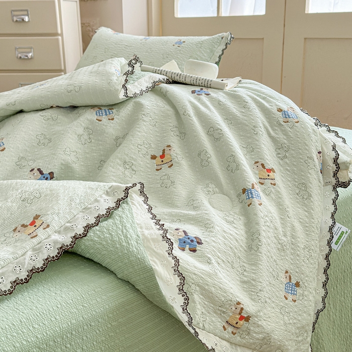 91家纺网 家纺一手货源 找家纺 桔禾家纺 2026新款高克重小清新可爱风泡芙棉全棉镂空花边款夏被四件套夏凉被空调被四件套 摇摇马