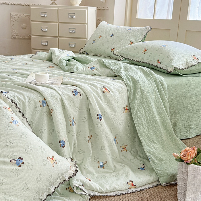 91家纺网 家纺一手货源 找家纺 桔禾家纺 2026新款高克重小清新可爱风泡芙棉全棉镂空花边款夏被四件套夏凉被空调被四件套 摇摇马