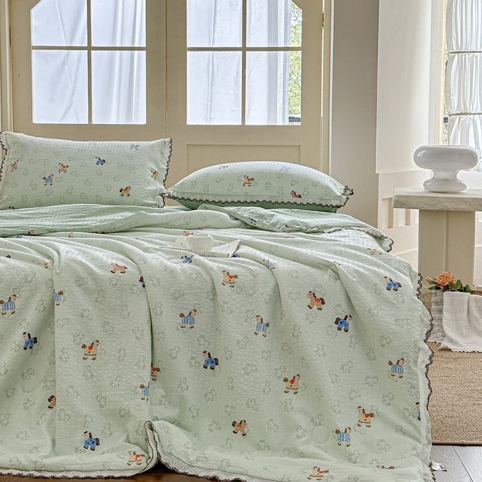 91家纺网 家纺一手货源 找家纺 桔禾家纺 2026新款高克重小清新可爱风泡芙棉全棉镂空花边款夏被四件套夏凉被空调被四件套 摇摇马