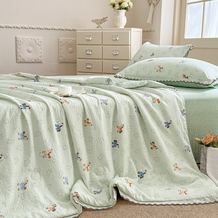 91家纺网 家纺一手货源 找家纺 桔禾家纺 2026新款高克重小清新可爱风泡芙棉全棉镂空花边款夏被四件套夏凉被空调被四件套 摇摇马