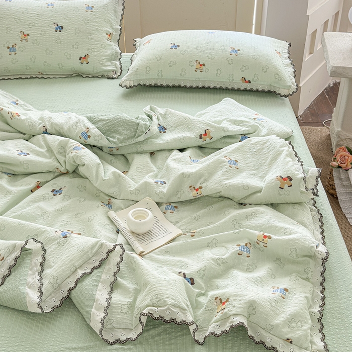 91家纺网 家纺一手货源 找家纺 桔禾家纺 2026新款高克重小清新可爱风泡芙棉全棉镂空花边款夏被四件套夏凉被空调被四件套 摇摇马