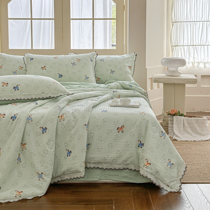 91家纺网 家纺一手货源 找家纺 桔禾家纺 2026新款高克重小清新可爱风泡芙棉全棉镂空花边款夏被四件套夏凉被空调被四件套 摇摇马