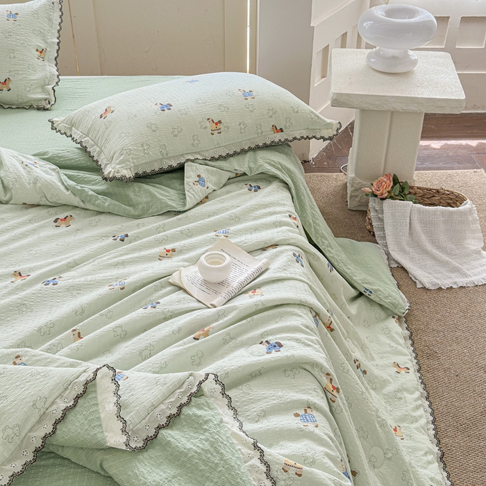 91家纺网 家纺一手货源 找家纺 桔禾家纺 2026新款高克重小清新可爱风泡芙棉全棉镂空花边款夏被四件套夏凉被空调被四件套 摇摇马