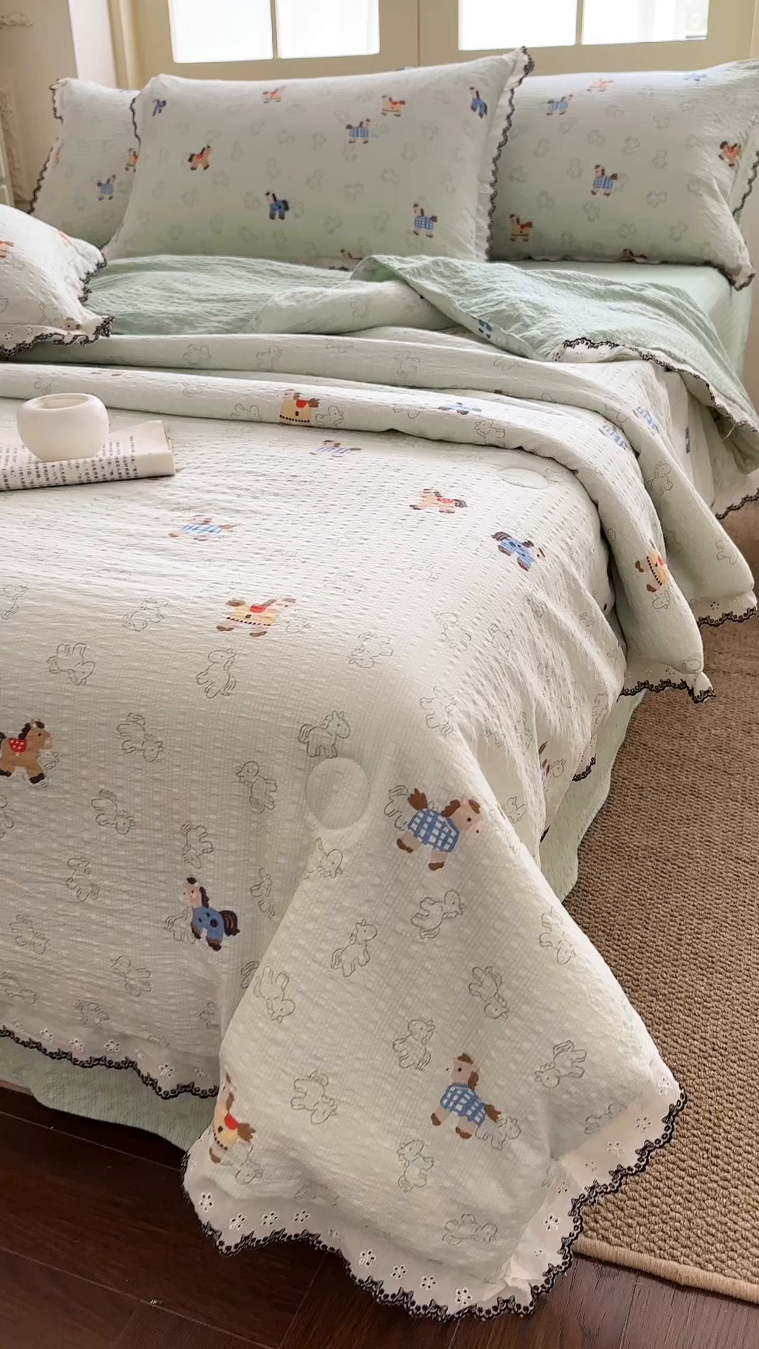 91家纺网 家纺一手货源 找家纺 桔禾家纺 2026新款高克重小清新可爱风泡芙棉全棉镂空花边款夏被四件套夏凉被空调被四件套 摇摇马