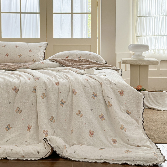 91家纺网 家纺一手货源 找家纺 桔禾家纺 2026新款高克重小清新可爱风泡芙棉全棉镂空花边款夏被四件套夏凉被空调被四件套 云朵熊