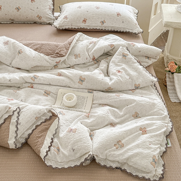 91家纺网 家纺一手货源 找家纺 桔禾家纺 2026新款高克重小清新可爱风泡芙棉全棉镂空花边款夏被四件套夏凉被空调被四件套 云朵熊