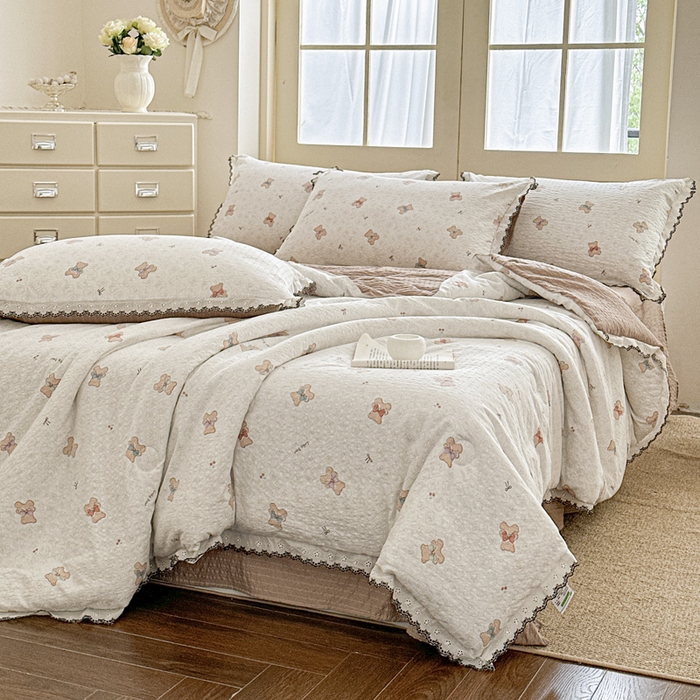 91家纺网 家纺一手货源 找家纺 桔禾家纺 2026新款高克重小清新可爱风泡芙棉全棉镂空花边款夏被四件套夏凉被空调被四件套 云朵熊