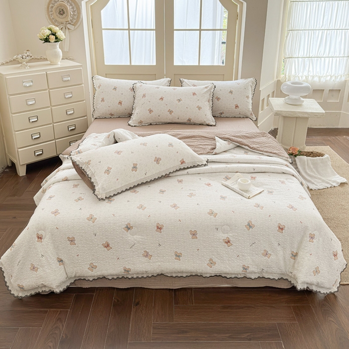 91家纺网 家纺一手货源 找家纺 桔禾家纺 2026新款高克重小清新可爱风泡芙棉全棉镂空花边款夏被四件套夏凉被空调被四件套 云朵熊