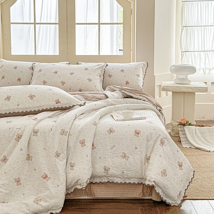 91家纺网 家纺一手货源 找家纺 桔禾家纺 2026新款高克重小清新可爱风泡芙棉全棉镂空花边款夏被四件套夏凉被空调被四件套 云朵熊