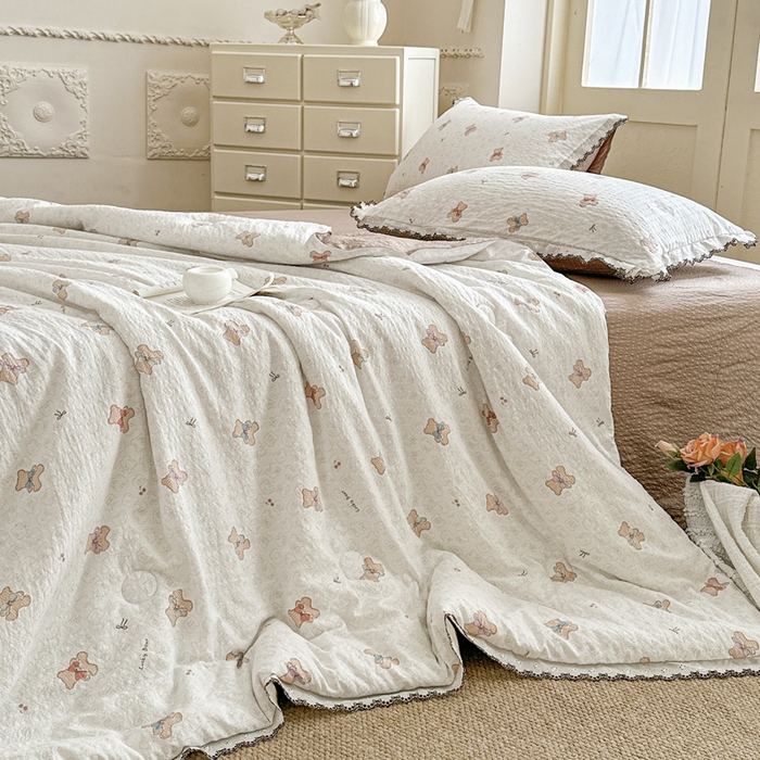 91家纺网 家纺一手货源 找家纺 桔禾家纺 2026新款高克重小清新可爱风泡芙棉全棉镂空花边款夏被四件套夏凉被空调被四件套 云朵熊