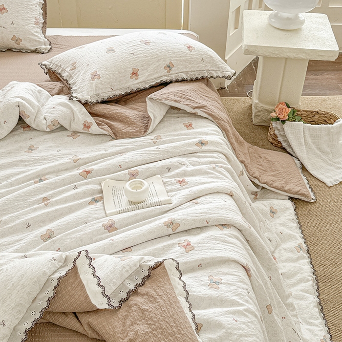 91家纺网 家纺一手货源 找家纺 桔禾家纺 2026新款高克重小清新可爱风泡芙棉全棉镂空花边款夏被四件套夏凉被空调被四件套 云朵熊