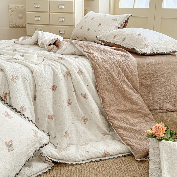 91家纺网 家纺一手货源 找家纺 桔禾家纺 2026新款高克重小清新可爱风泡芙棉全棉镂空花边款夏被四件套夏凉被空调被四件套 云朵熊