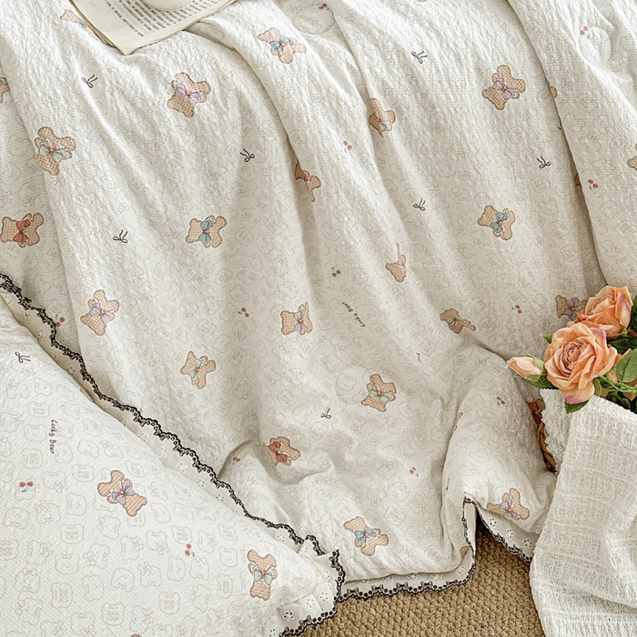 91家纺网 家纺一手货源 找家纺 桔禾家纺 2026新款高克重小清新可爱风泡芙棉全棉镂空花边款夏被四件套夏凉被空调被四件套 云朵熊