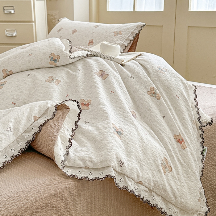 91家纺网 家纺一手货源 找家纺 桔禾家纺 2026新款高克重小清新可爱风泡芙棉全棉镂空花边款夏被四件套夏凉被空调被四件套 云朵熊