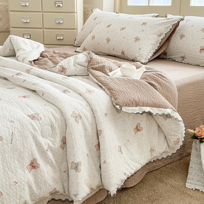 91家纺网 家纺一手货源 找家纺 桔禾家纺 2026新款高克重小清新可爱风泡芙棉全棉镂空花边款夏被四件套夏凉被空调被四件套 云朵熊