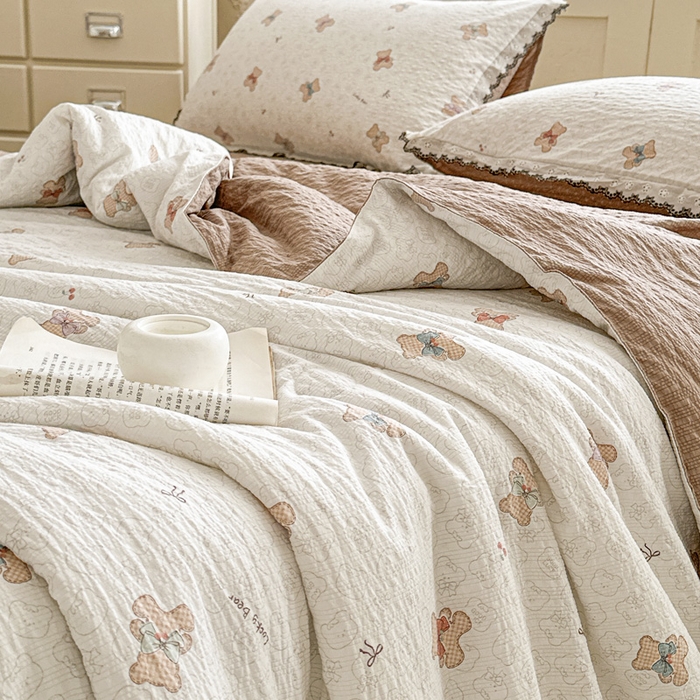 91家纺网 家纺一手货源 找家纺 桔禾家纺 2026新款高克重小清新可爱风泡芙棉全棉镂空花边款夏被四件套夏凉被空调被四件套 云朵熊