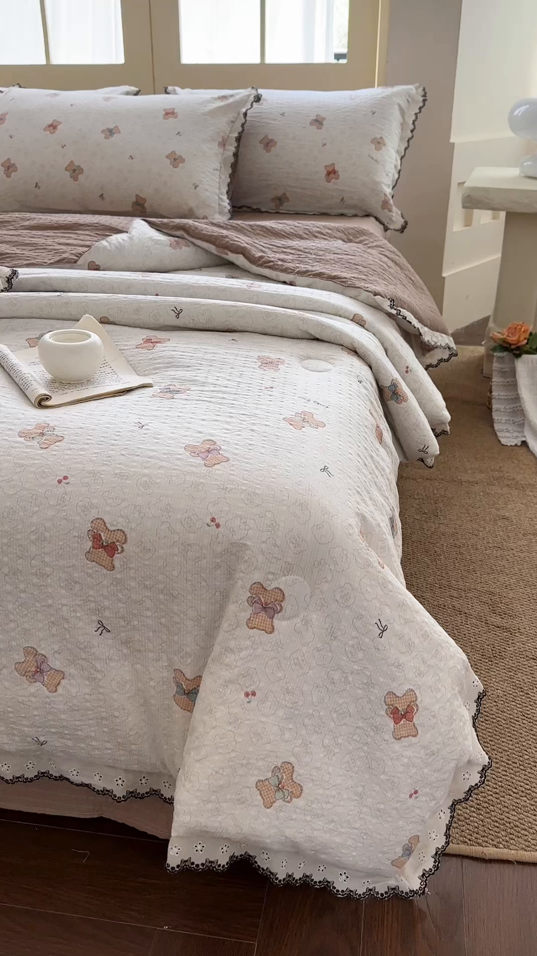 91家纺网 家纺一手货源 找家纺 桔禾家纺 2026新款高克重小清新可爱风泡芙棉全棉镂空花边款夏被四件套夏凉被空调被四件套 云朵熊