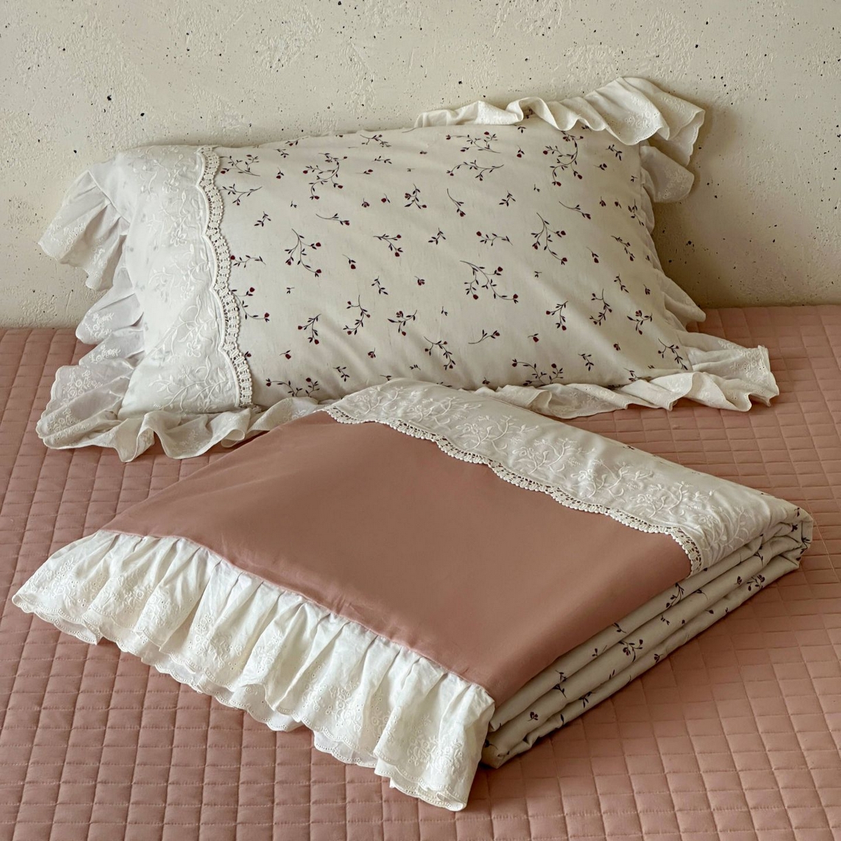 91家纺网 家纺一手货源 找家纺 觅糖家纺 2026新款亚麻夏被绗缝四件套 踏雪寻梅