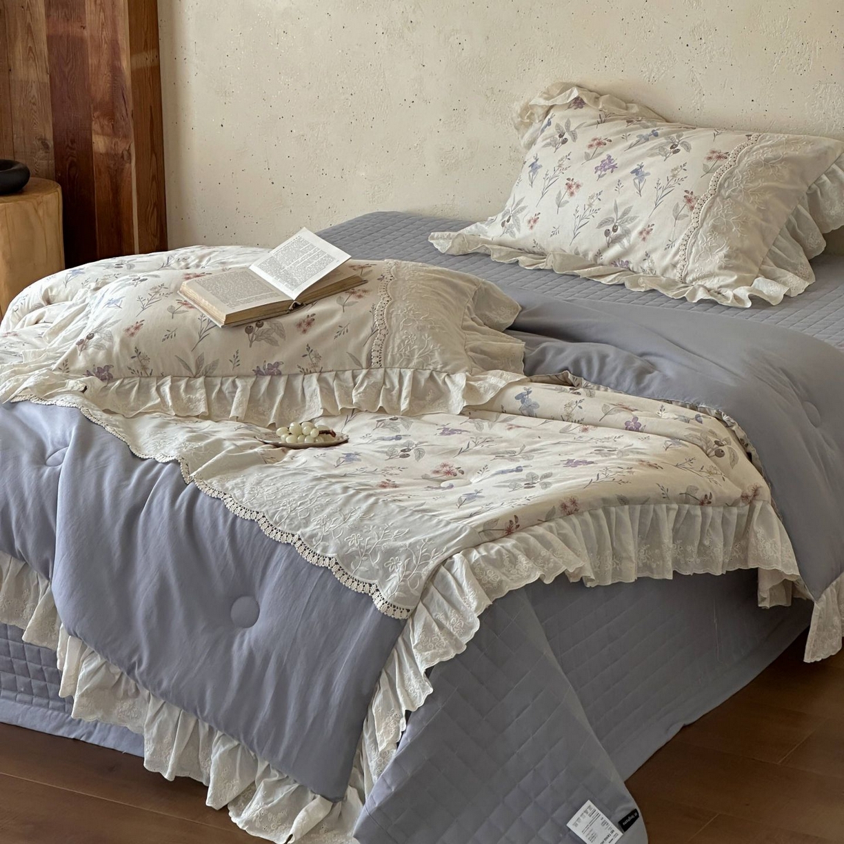 91家纺网 家纺一手货源 找家纺 觅糖家纺 2026新款亚麻夏被绗缝四件套 浅杏缀紫