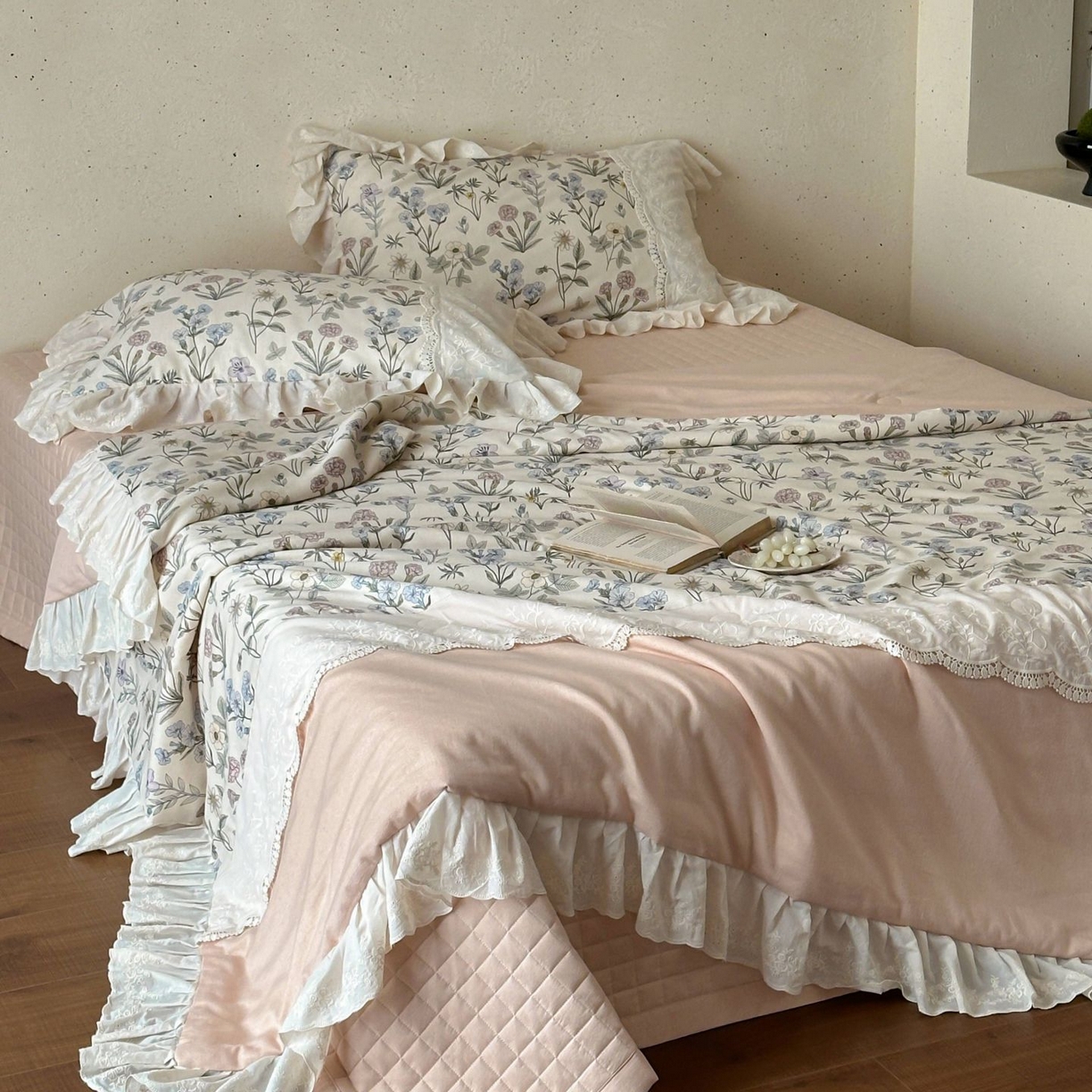 91家纺网 家纺一手货源 找家纺 觅糖家纺 2026新款亚麻夏被绗缝四件套 枕畔花梦