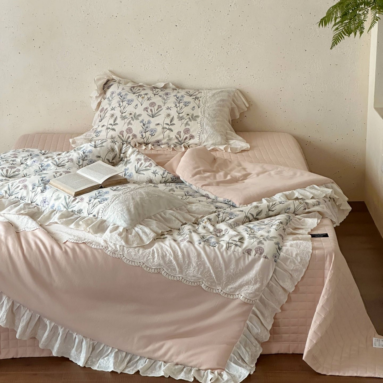 91家纺网 家纺一手货源 找家纺 觅糖家纺 2026新款亚麻夏被绗缝四件套 枕畔花梦
