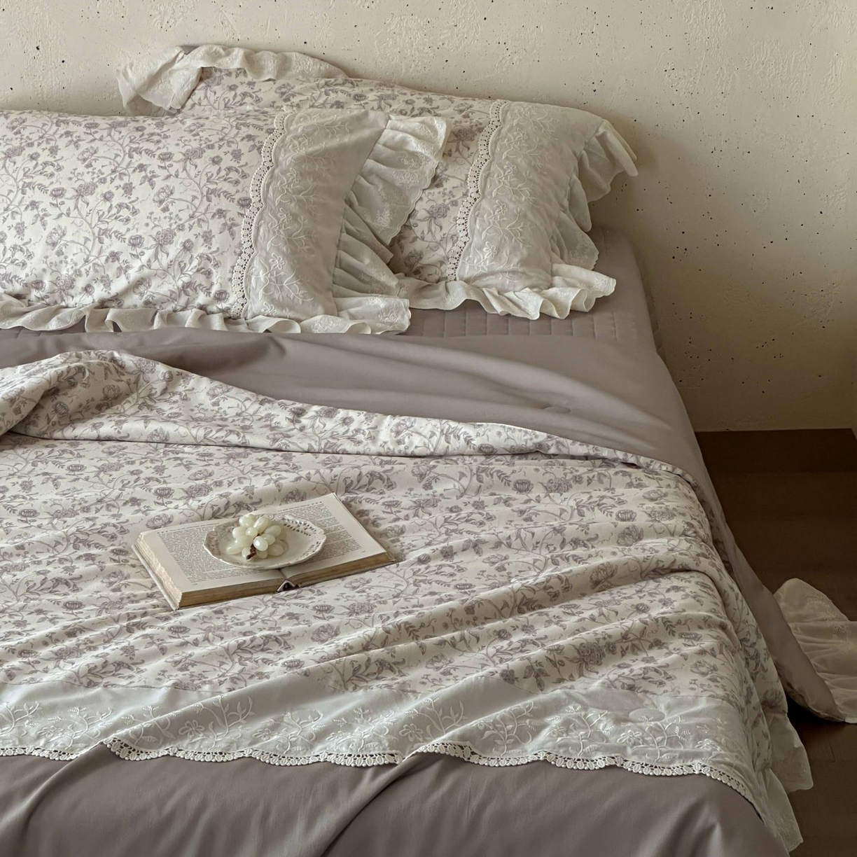 91家纺网 家纺一手货源 找家纺 觅糖家纺 2026新款亚麻夏被绗缝四件套 素影繁花