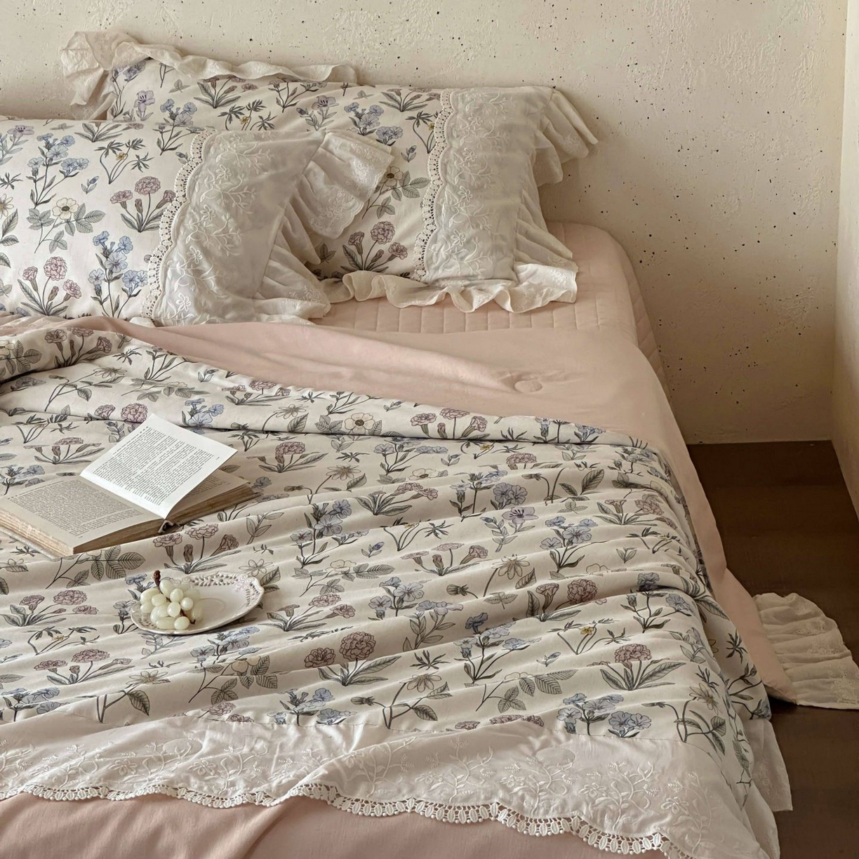 91家纺网 家纺一手货源 找家纺 觅糖家纺 2026新款亚麻夏被绗缝四件套 枕畔花梦