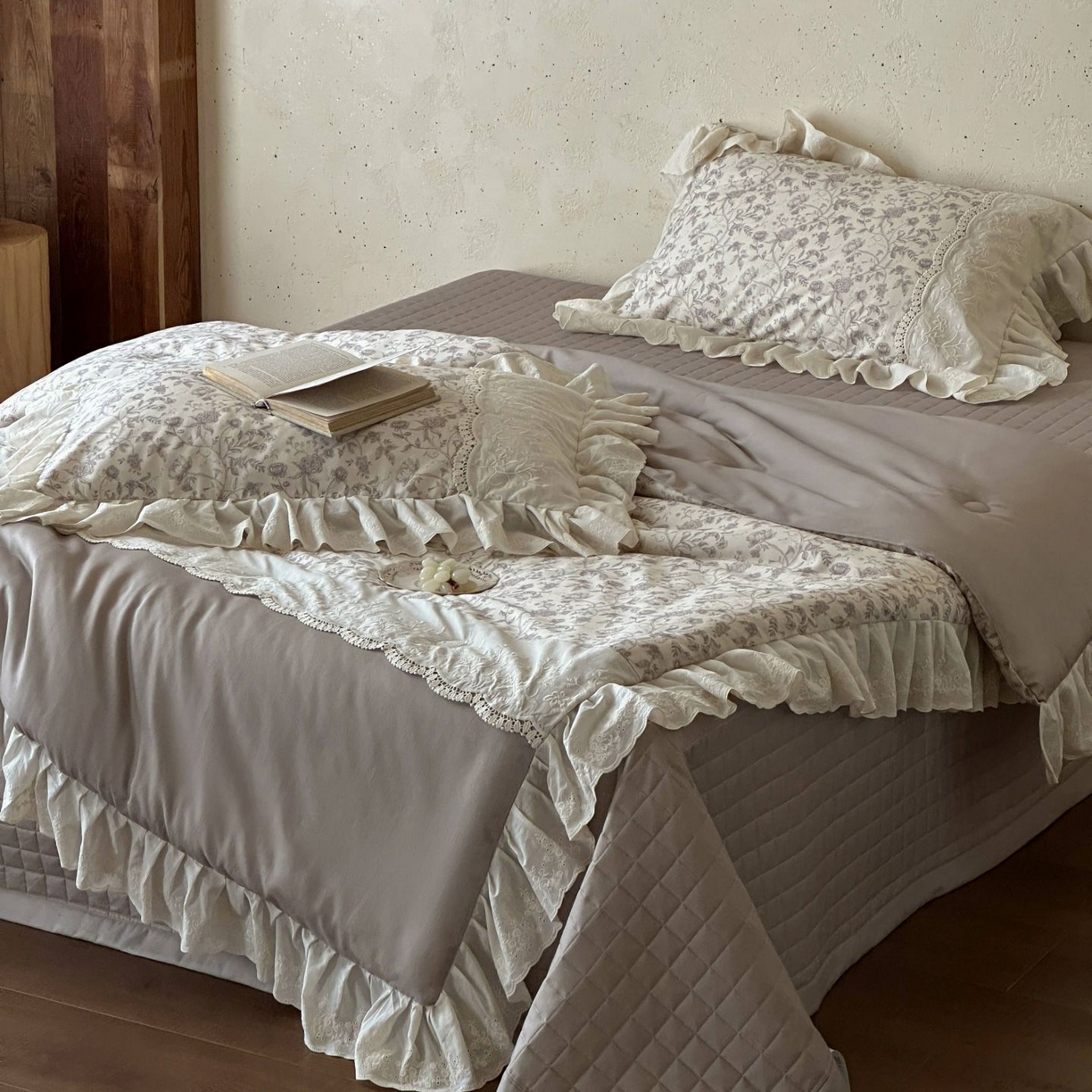 91家纺网 家纺一手货源 找家纺 觅糖家纺 2026新款亚麻夏被绗缝四件套 素影繁花