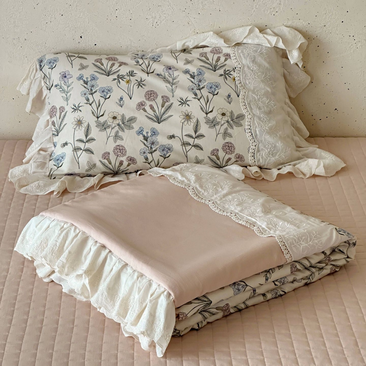 91家纺网 家纺一手货源 找家纺 觅糖家纺 2026新款亚麻夏被绗缝四件套 枕畔花梦