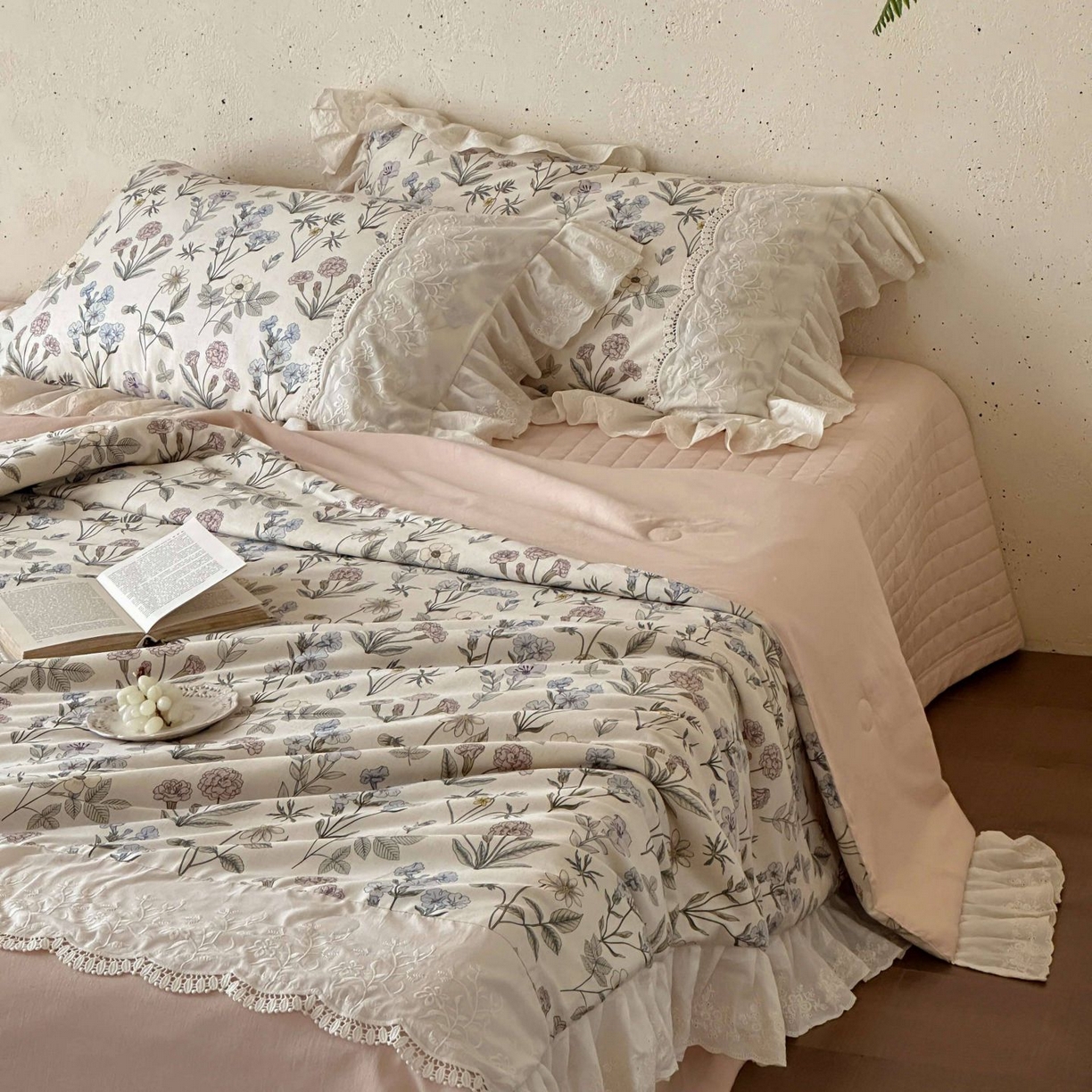 91家纺网 家纺一手货源 找家纺 觅糖家纺 2026新款亚麻夏被绗缝四件套 枕畔花梦