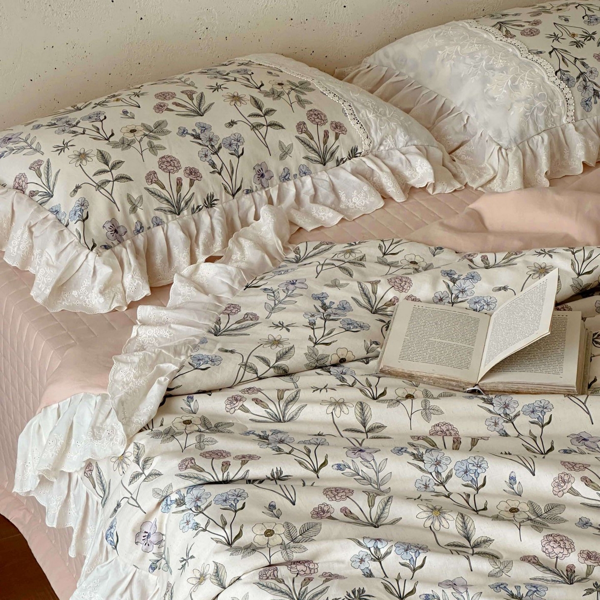 91家纺网 家纺一手货源 找家纺 觅糖家纺 2026新款亚麻夏被绗缝四件套 枕畔花梦