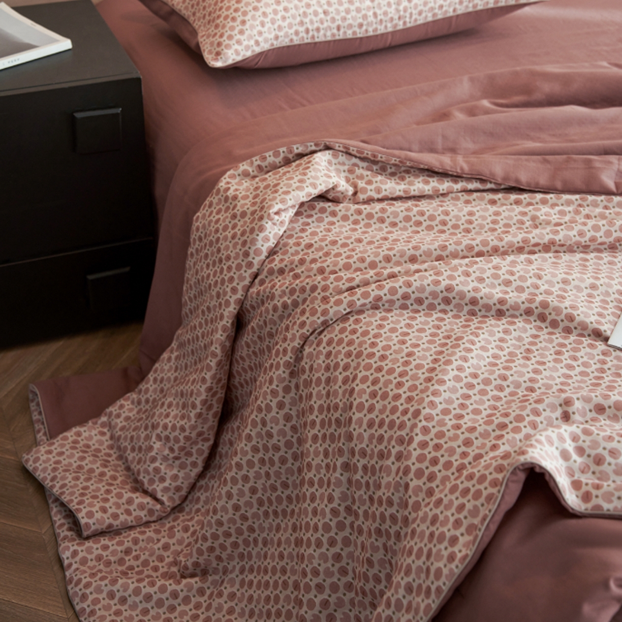 91家纺网 家纺一手货源 找家纺 丽笙被芯 2026新款全棉双层纱印花夏被夏凉被空调被 咖啡豆