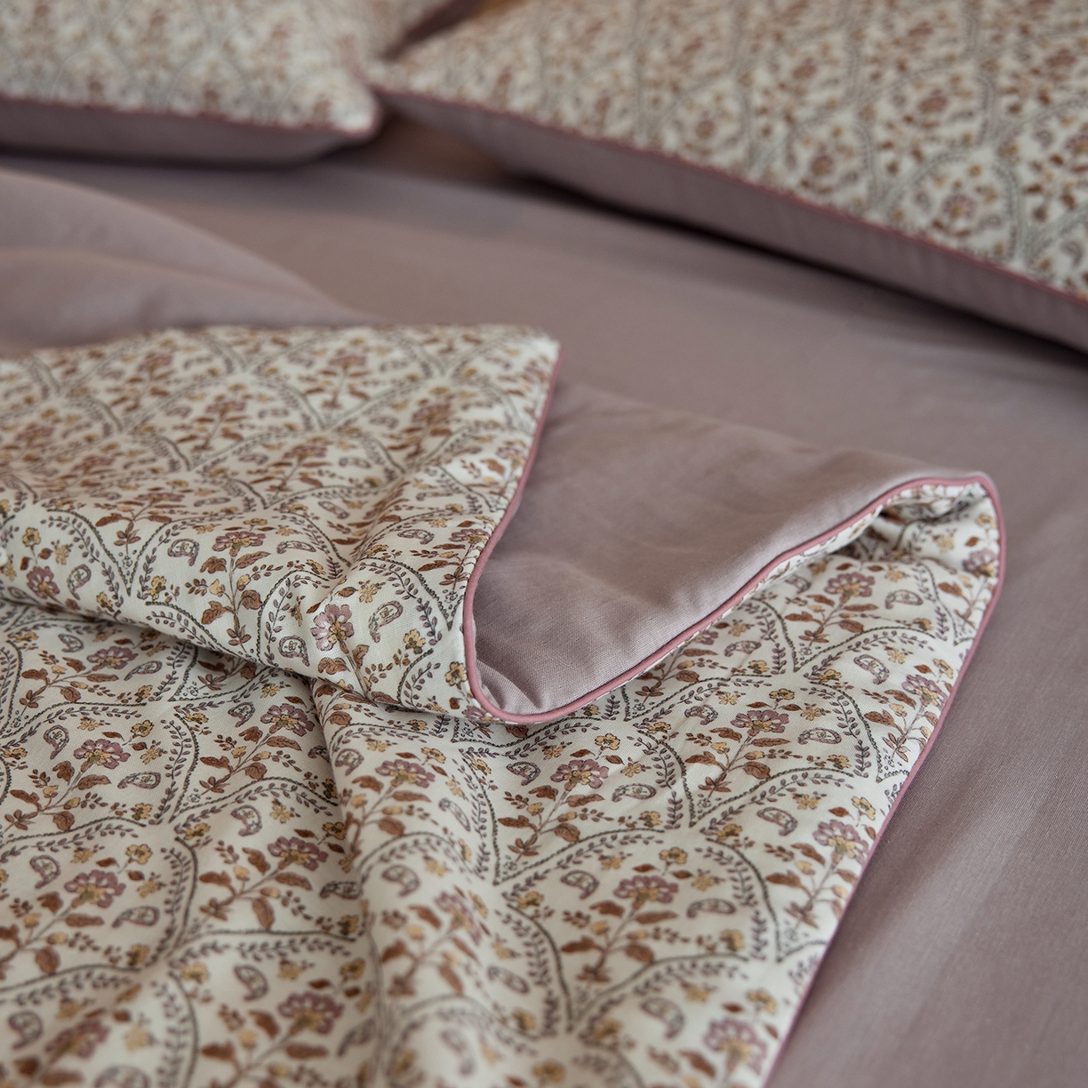 91家纺网 家纺一手货源 找家纺 丽笙被芯 2026新款全棉双层纱印花夏被夏凉被空调被 铃兰花语-紫