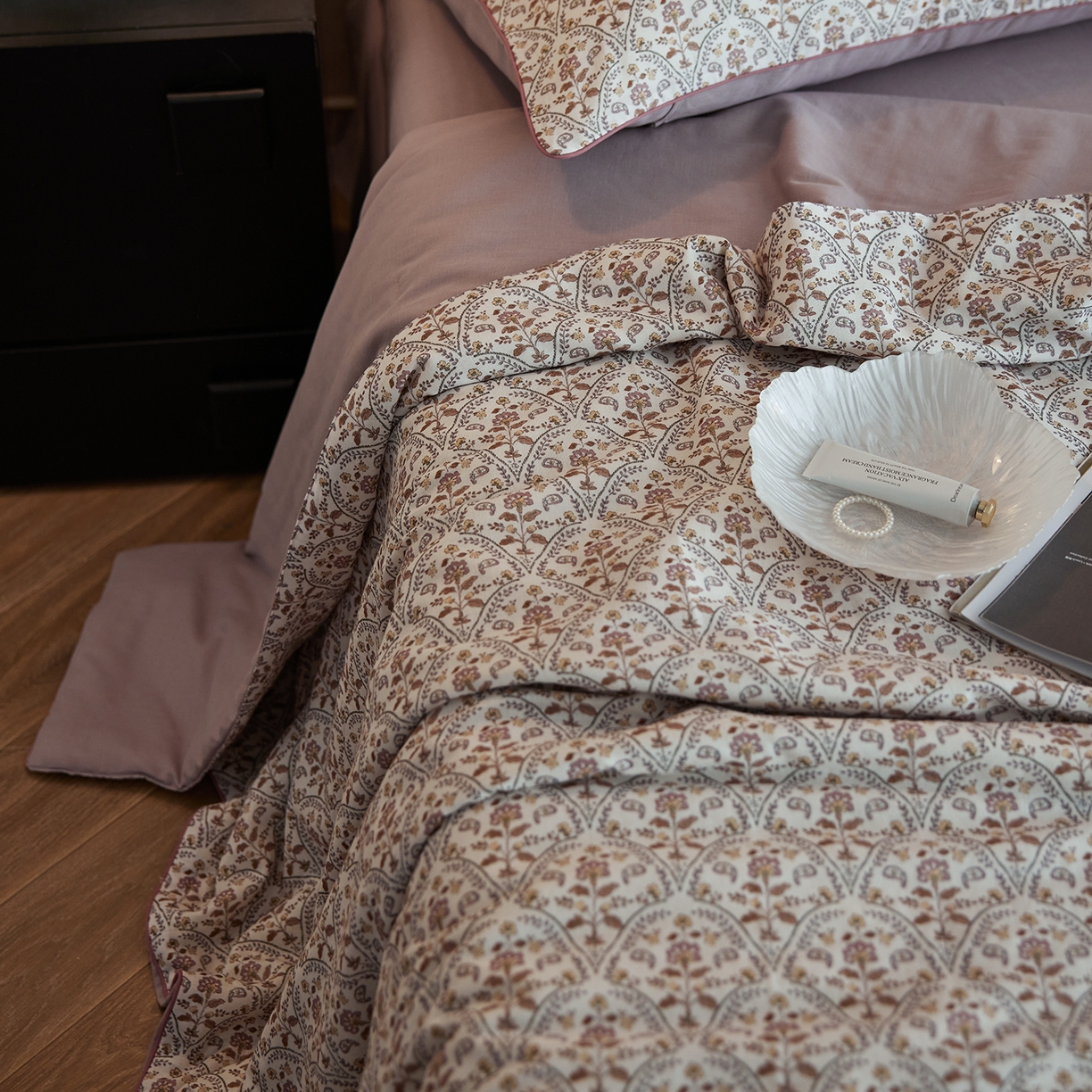 91家纺网 家纺一手货源 找家纺 丽笙被芯 2026新款全棉双层纱印花夏被夏凉被空调被 铃兰花语-紫