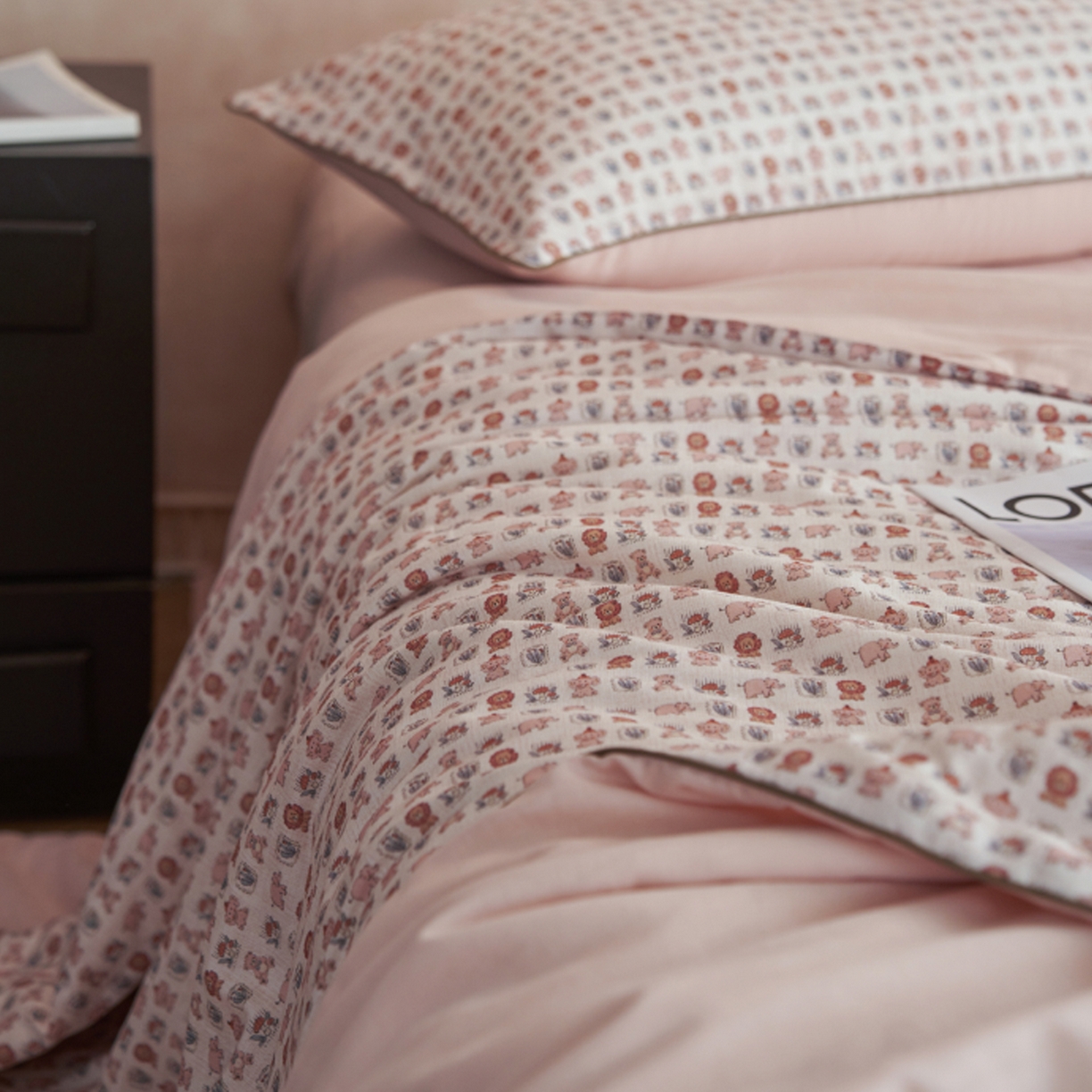 91家纺网 家纺一手货源 找家纺 丽笙被芯 2026新款全棉双层纱印花夏被夏凉被空调被 爪爪乐园