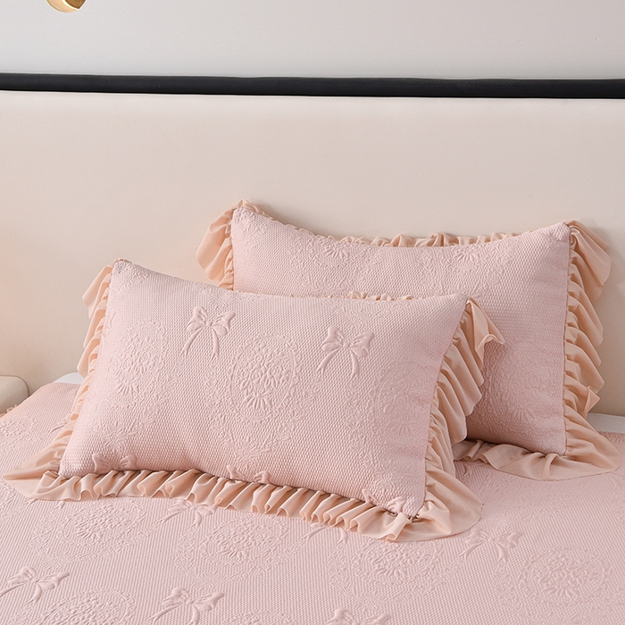 91家纺网 家纺一手货源 找家纺 诺梵家纺 2026新款 pe 乙纶立体提花凉豆豆席凉席床裙款【控价1.5米119 ；1.8米129；2.0米139】花蝶相拥-粉