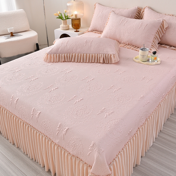 91家纺网 家纺一手货源 找家纺 诺梵家纺 2026新款 pe 乙纶立体提花凉豆豆席凉席床裙款【控价1.5米119 ；1.8米129；2.0米139】花蝶相拥-粉