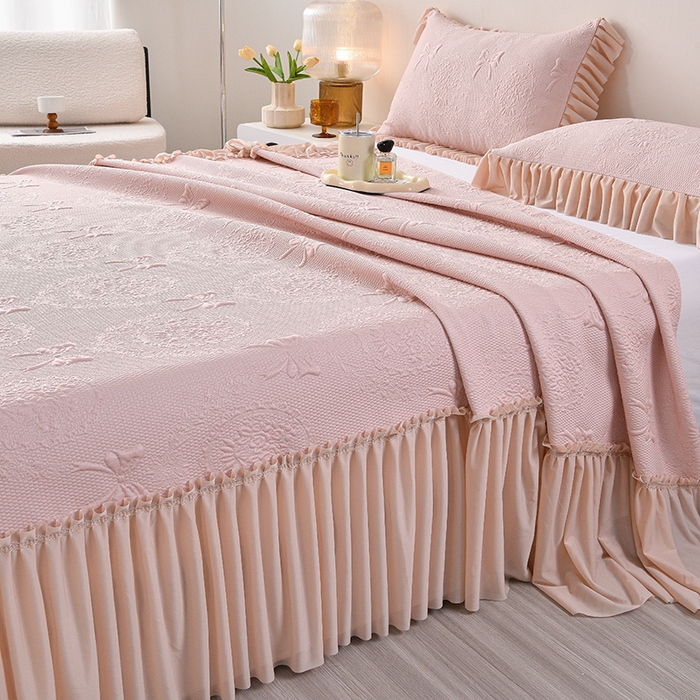 91家纺网 家纺一手货源 找家纺 诺梵家纺 2026新款 pe 乙纶立体提花凉豆豆席凉席床裙款【控价1.5米119 ；1.8米129；2.0米139】花蝶相拥-粉