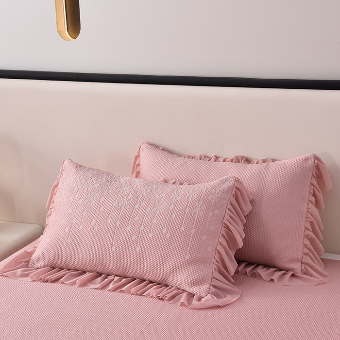 91家纺网 家纺一手货源 找家纺 诺梵家纺 2026新款 pe 乙纶立体提花凉豆豆席凉席床裙款【控价1.5米119 ；1.8米129；2.0米139】幸运草-粉