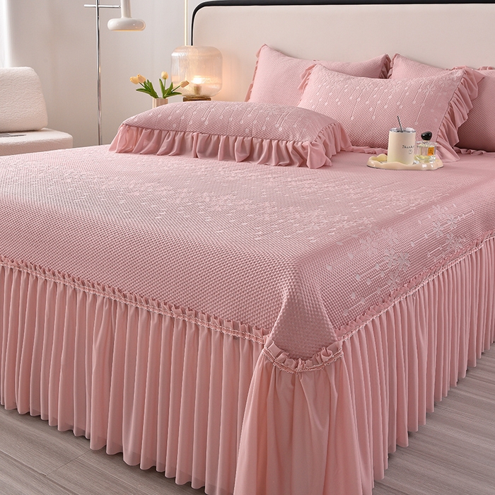 91家纺网 家纺一手货源 找家纺 诺梵家纺 2026新款 pe 乙纶立体提花凉豆豆席凉席床裙款【控价1.5米119 ；1.8米129；2.0米139】幸运草-粉