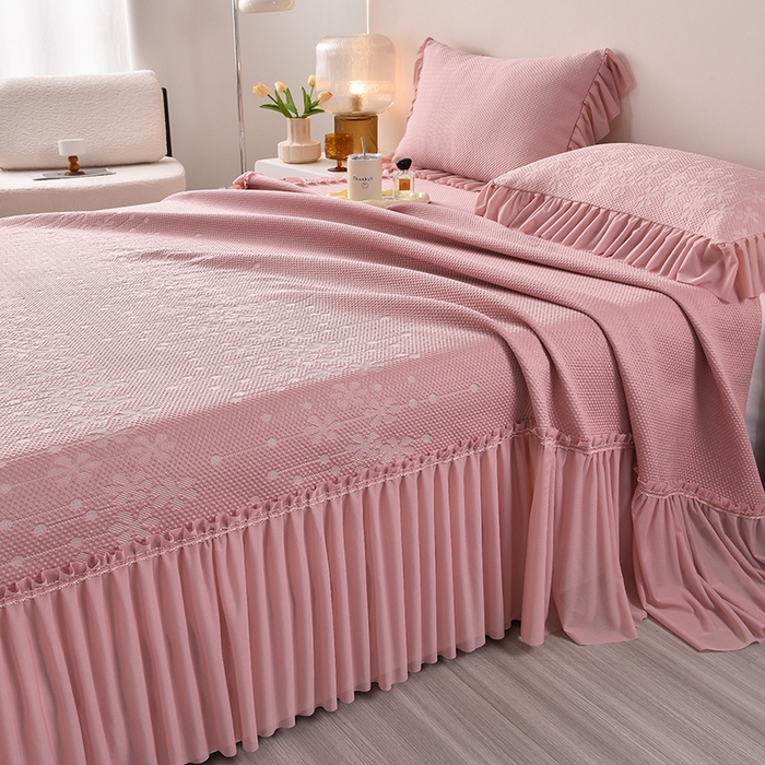 91家纺网 家纺一手货源 找家纺 诺梵家纺 2026新款 pe 乙纶立体提花凉豆豆席凉席床裙款【控价1.5米119 ；1.8米129；2.0米139】幸运草-粉