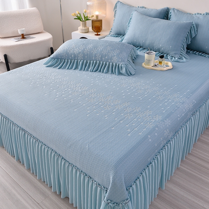 91家纺网 家纺一手货源 找家纺 诺梵家纺 2026新款 pe 乙纶立体提花凉豆豆席凉席床裙款【控价1.5米119 ；1.8米129；2.0米139】幸运草-蓝