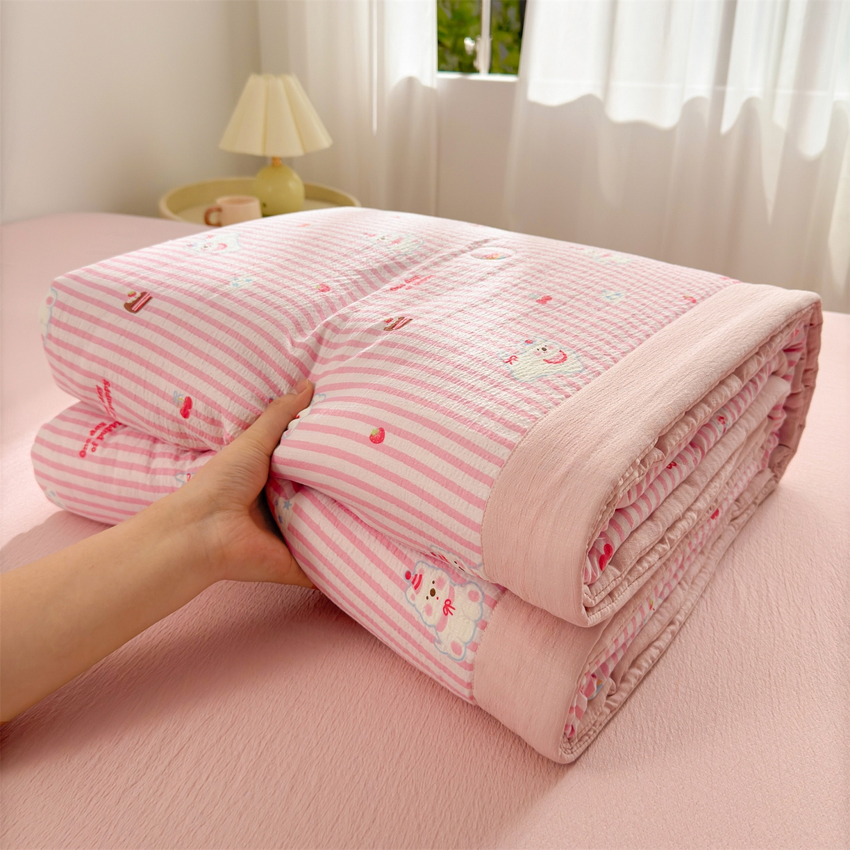 91家纺网 家纺一手货源 找家纺 晓时候 2026双层纱印花夏被四件套新疆棉花被可机洗夏凉被空调被夏季被子 甜甜西高地