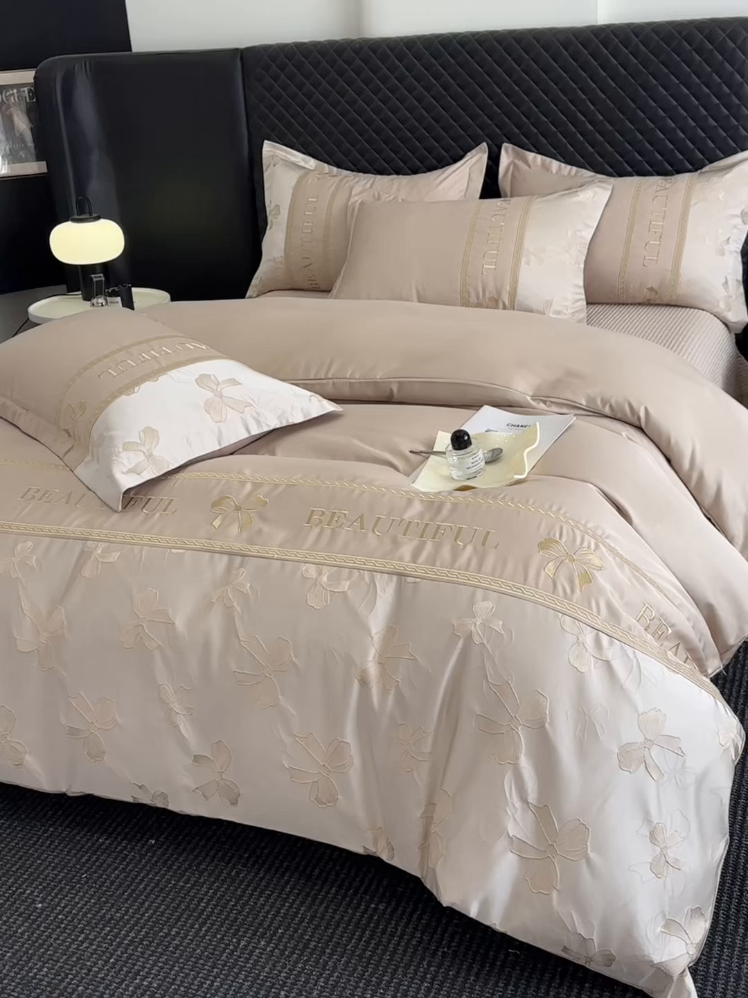 91家纺网 家纺一手货源 找家纺 首尔家纺 2026新款金丝立体浮雕提花水洗真丝天丝床盖款四件套 蝴蝶结-粉玉