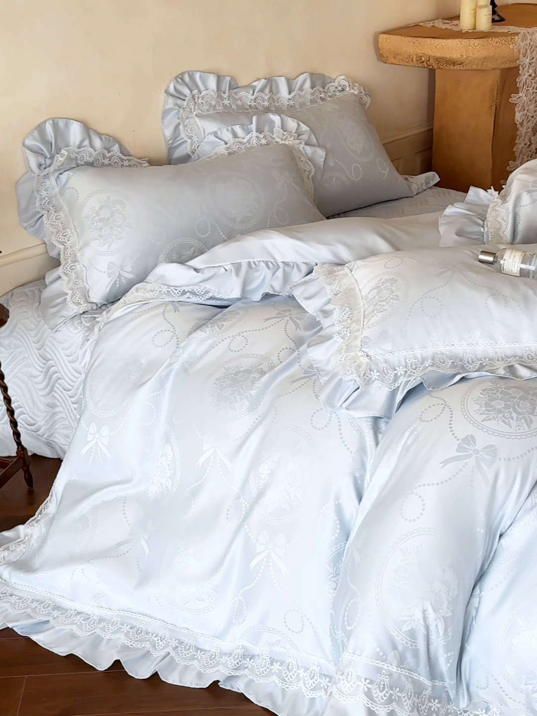 91家纺网 家纺一手货源 找家纺 首尔家纺 2026新款花边蕾丝提花水洗真丝天丝四件套 秘境-天蓝