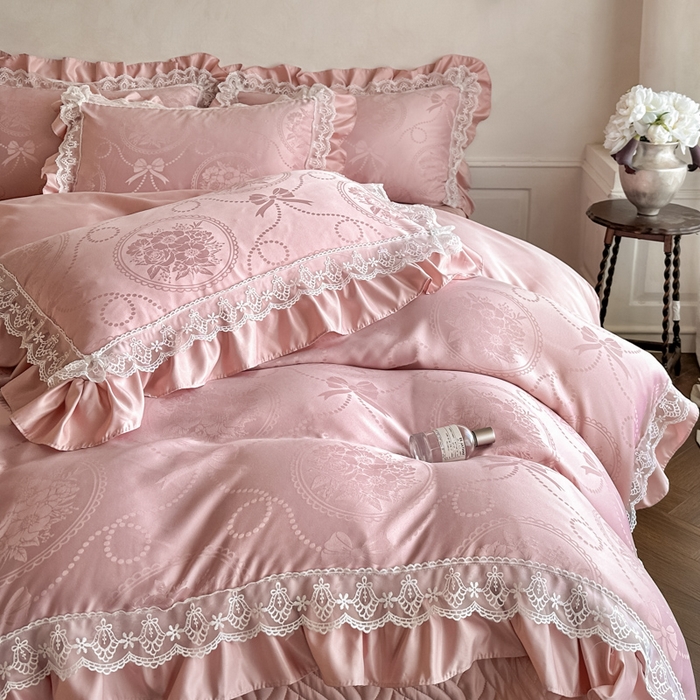 91家纺网 家纺一手货源 找家纺 首尔家纺 2026新款花边蕾丝提花水洗真丝天丝床盖款四件套 秘境-粉豆沙