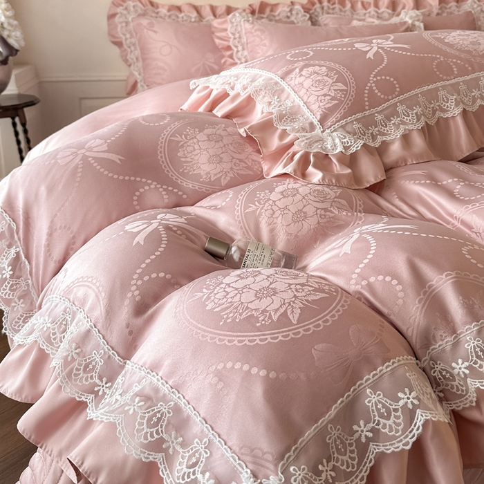 91家纺网 家纺一手货源 找家纺 首尔家纺 2026新款花边蕾丝提花水洗真丝天丝床盖款四件套 秘境-粉豆沙