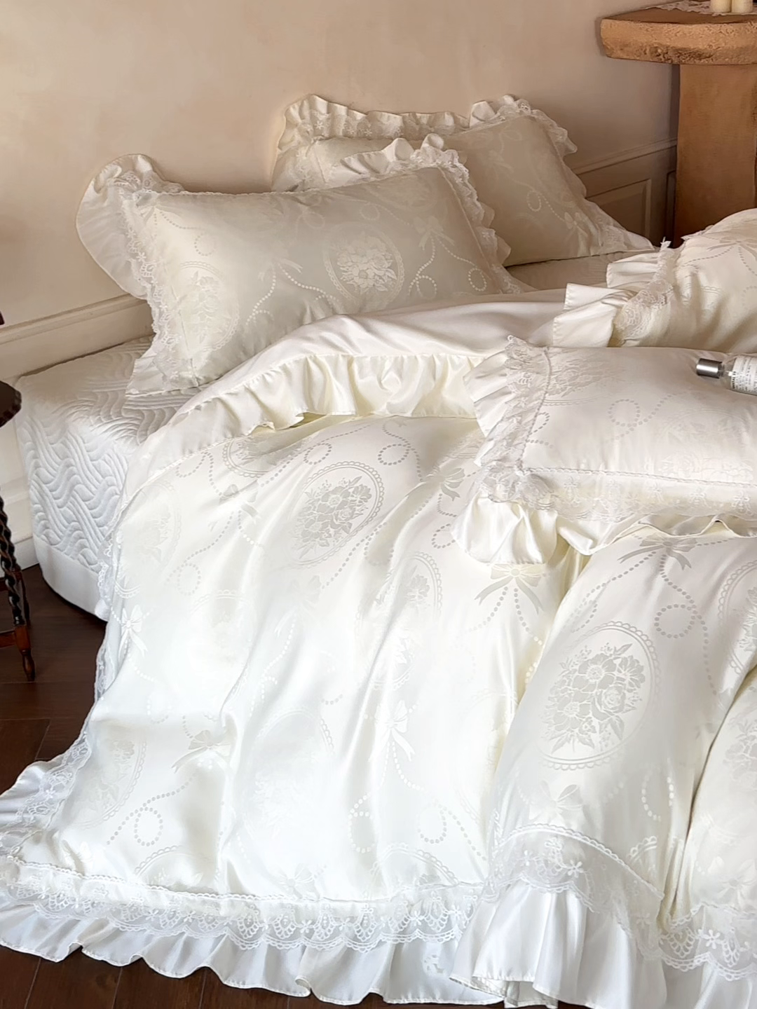 91家纺网 家纺一手货源 找家纺 首尔家纺 2026新款花边蕾丝提花水洗真丝天丝床盖款四件套 秘境-米白