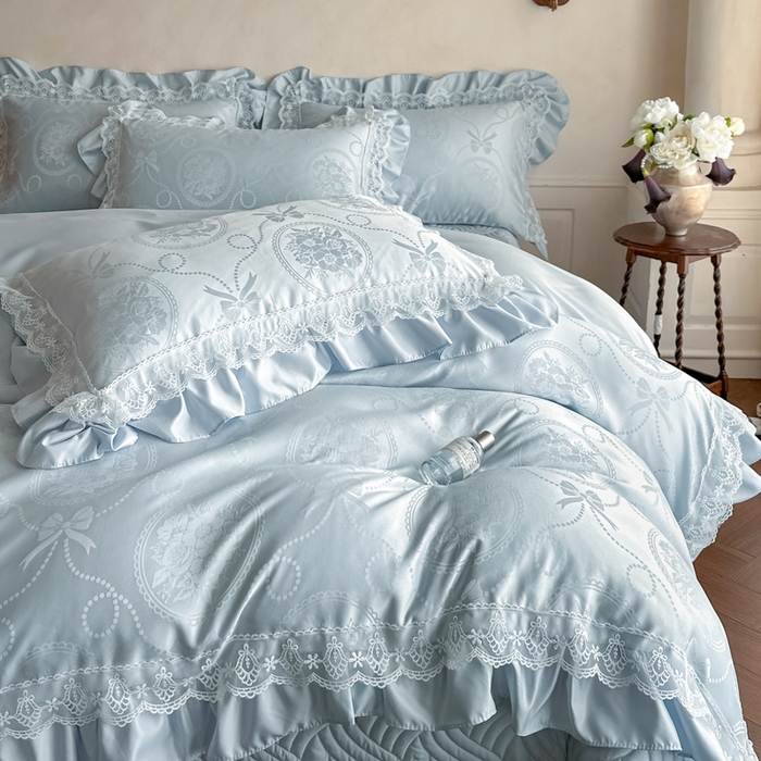 91家纺网 家纺一手货源 找家纺 首尔家纺 2026新款花边蕾丝提花水洗真丝天丝床盖款四件套 秘境-天蓝